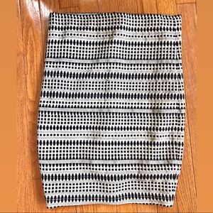 Black & white fitted pencil skirt